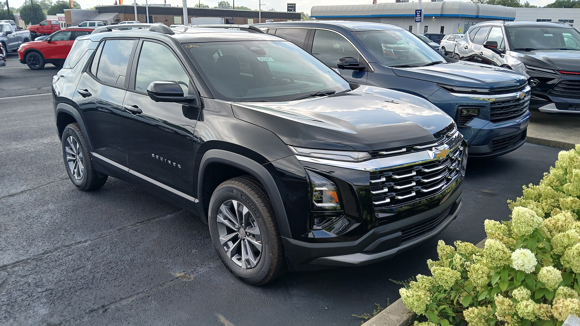 Chevrolet Equinox, official front three-quarter exterior