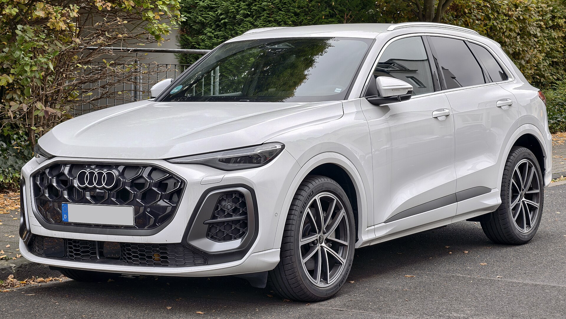 Audi Q5 model-family reference image; exact generation and market require document confirmation