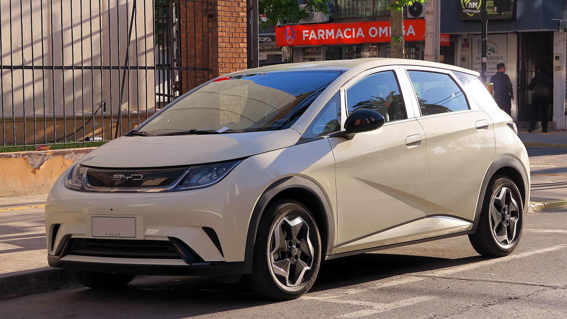 ラテンアメリカの都市車庫で計画に従って充電する小型電気自動車