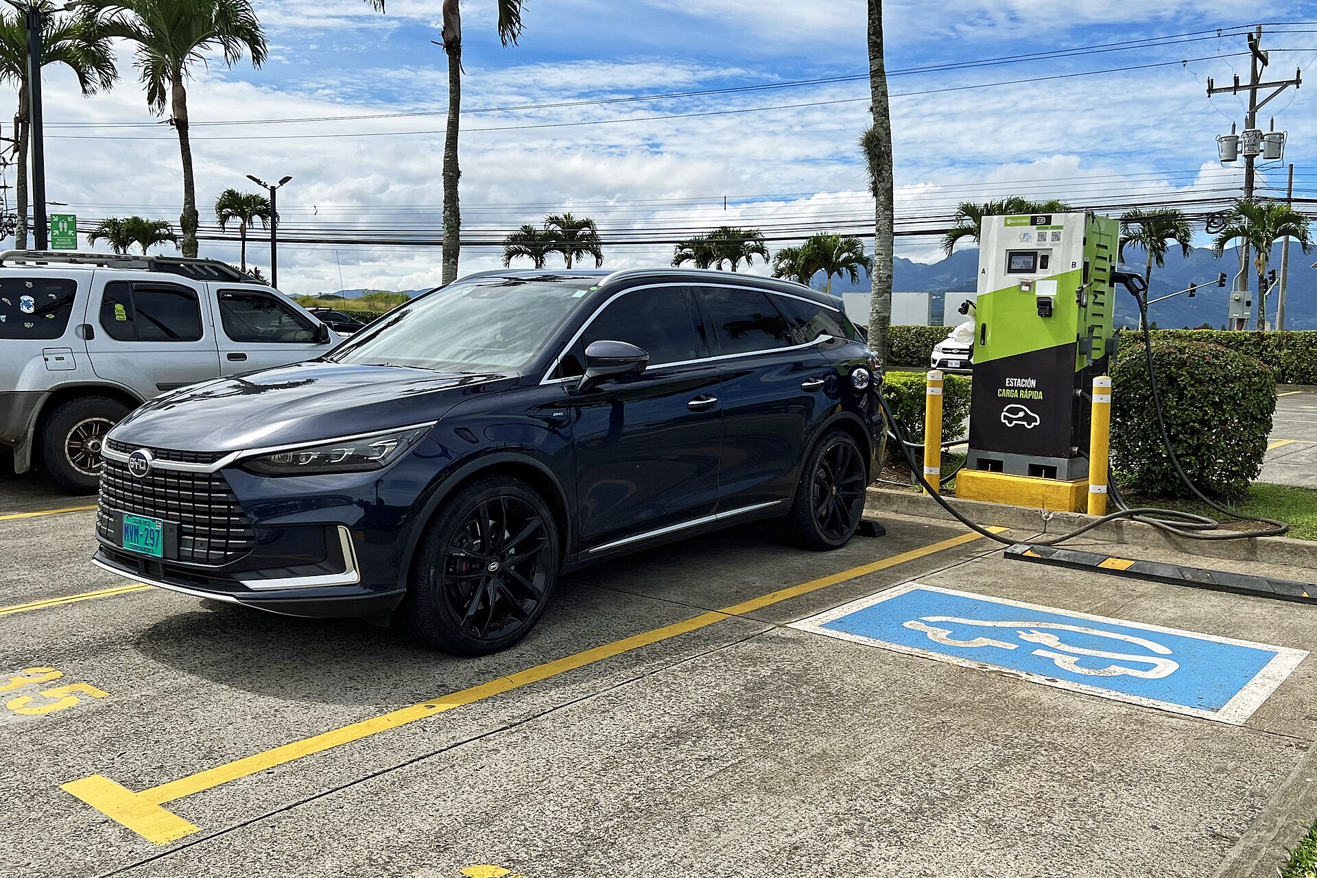 Exportprüfer testet Laden, Motor und Diagnose eines chinesischen PHEV nach VIN (Lateinamerika)
