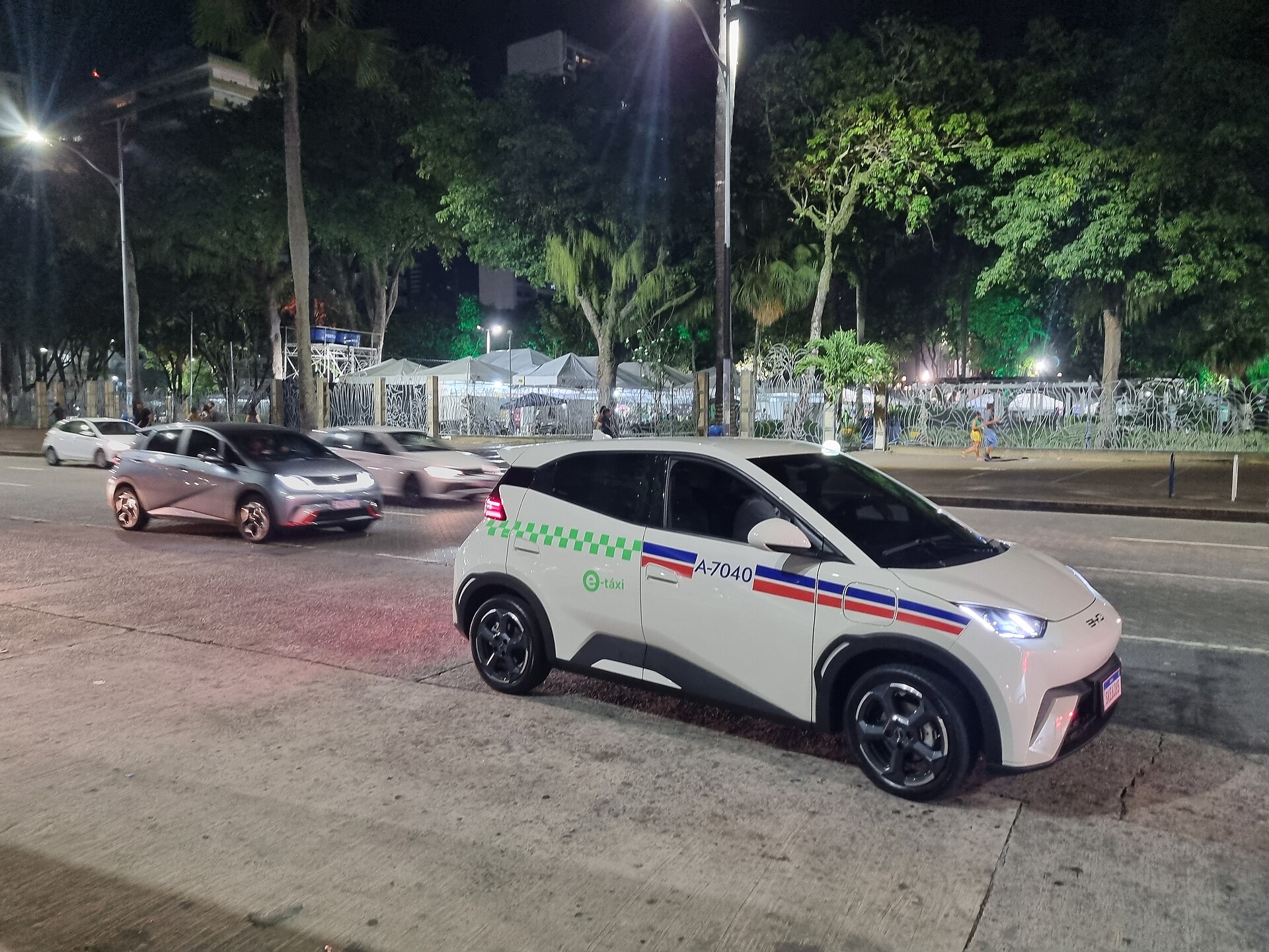 Hatchback listrik diuji pengisiannya di parkir perkotaan Amerika Latin