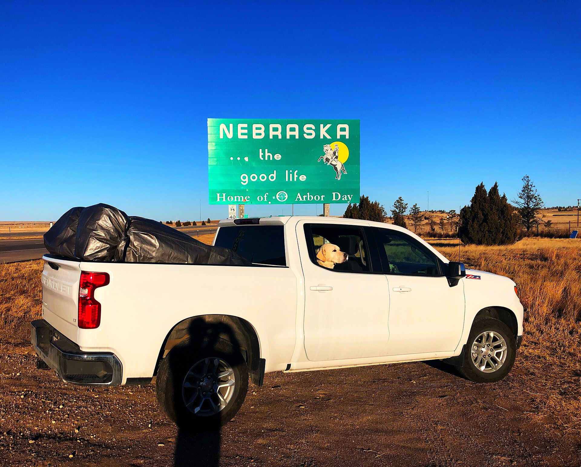 Chevrolet Silverado 1500, official front three-quarter exterior