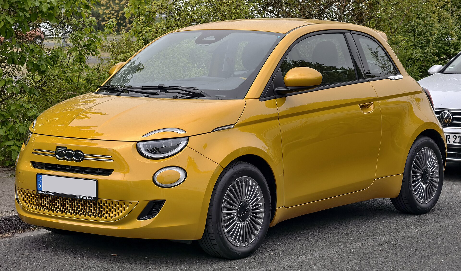 Fiat 500, official front three-quarter exterior