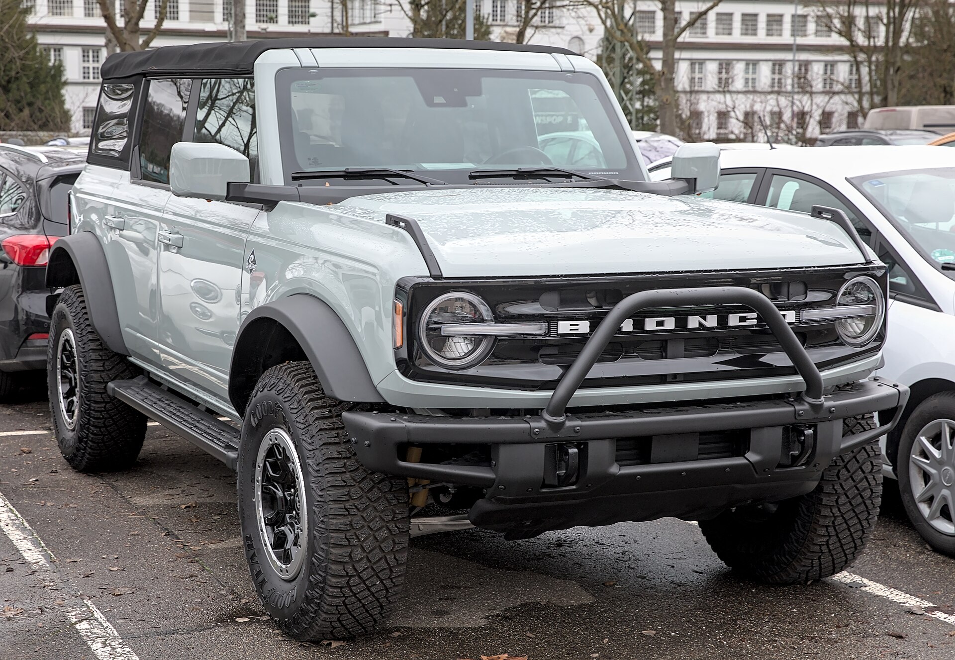 Ford Bronco, official front three-quarter exterior