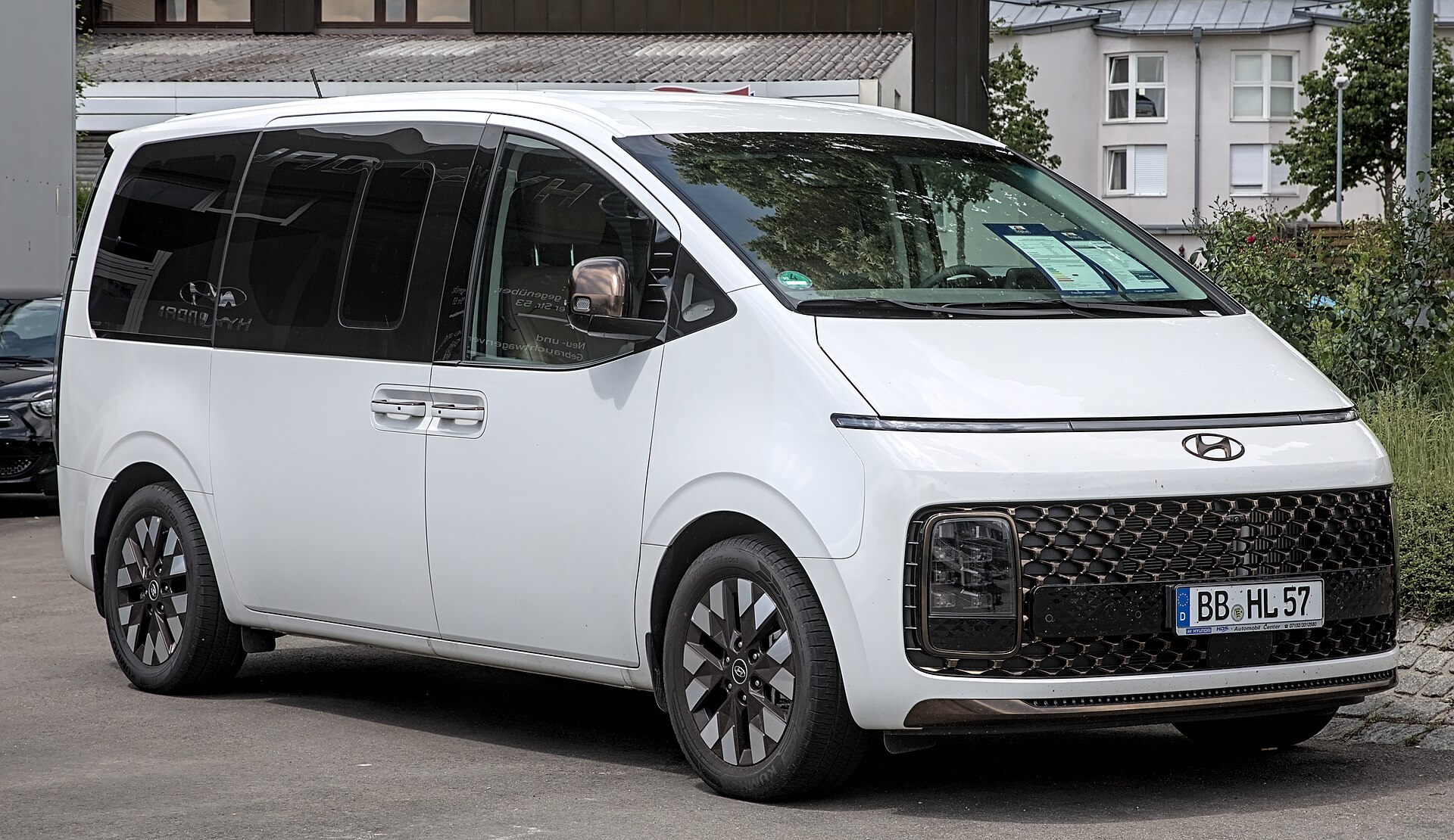 Rights-cleared front three-quarter view of a 2026 New Zealand-market Hyundai Staria Hybrid Lounge passenger MPV