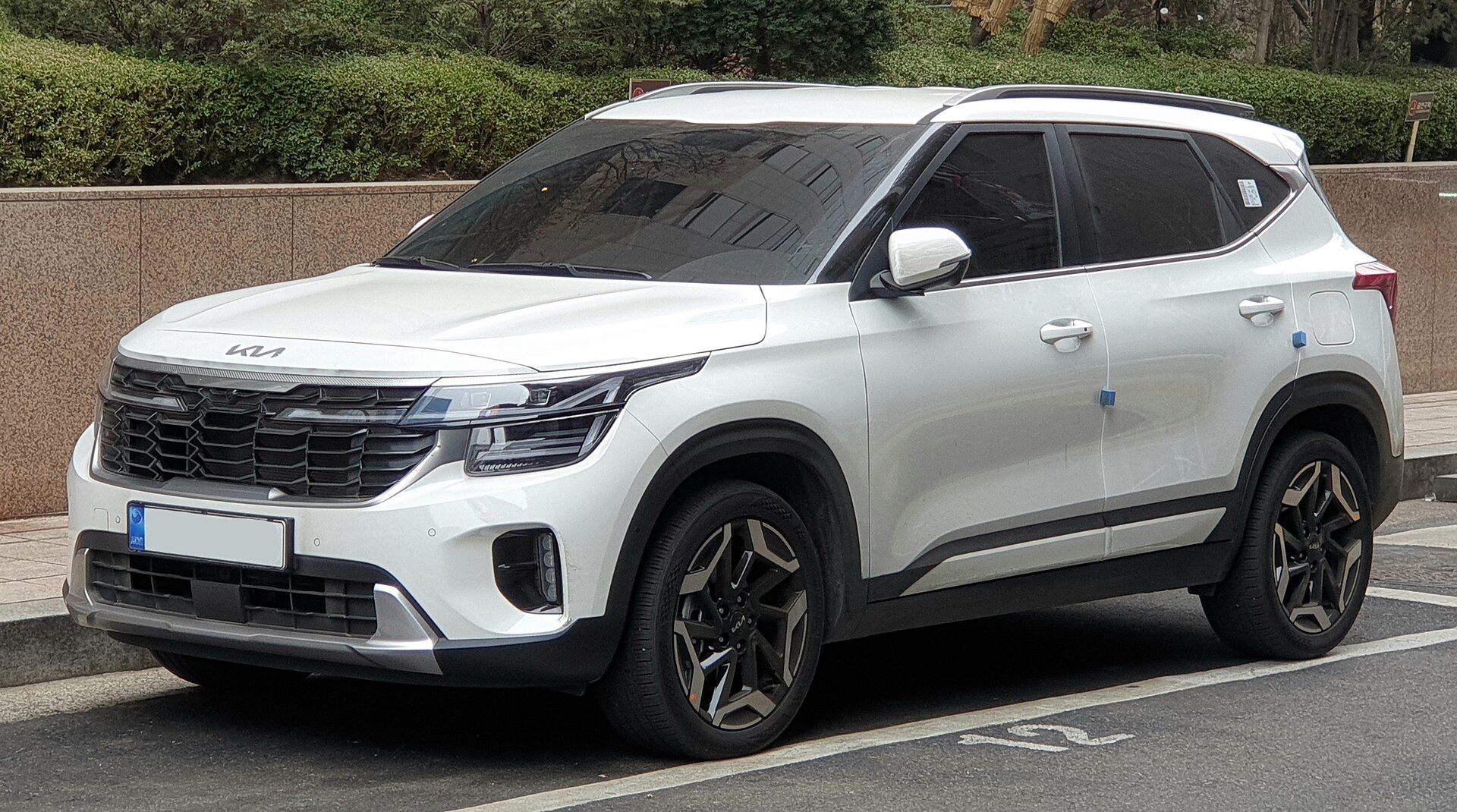 U.S.-market 2026 Kia Seltos from the pre-2027 generation in a front three-quarter view