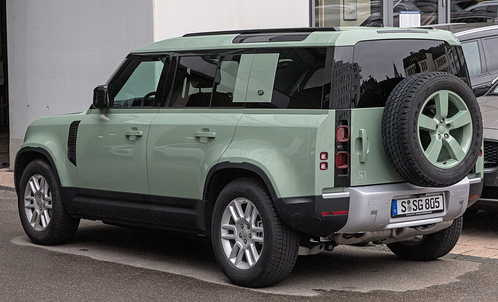 Imagem do Land Rover Defender aguardando confirmação de versão e licença reutilizável