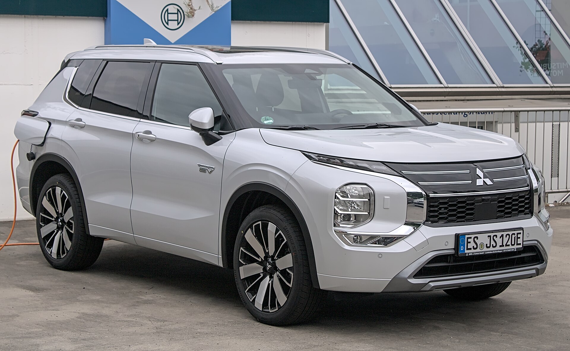Mitsubishi Outlander官方车辆前方三分之四外观