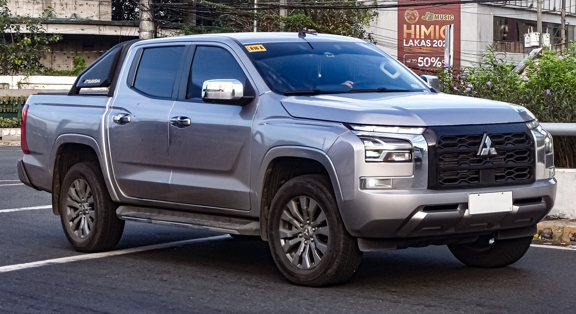 Official front three-quarter exterior view of Mitsubishi Triton / L200