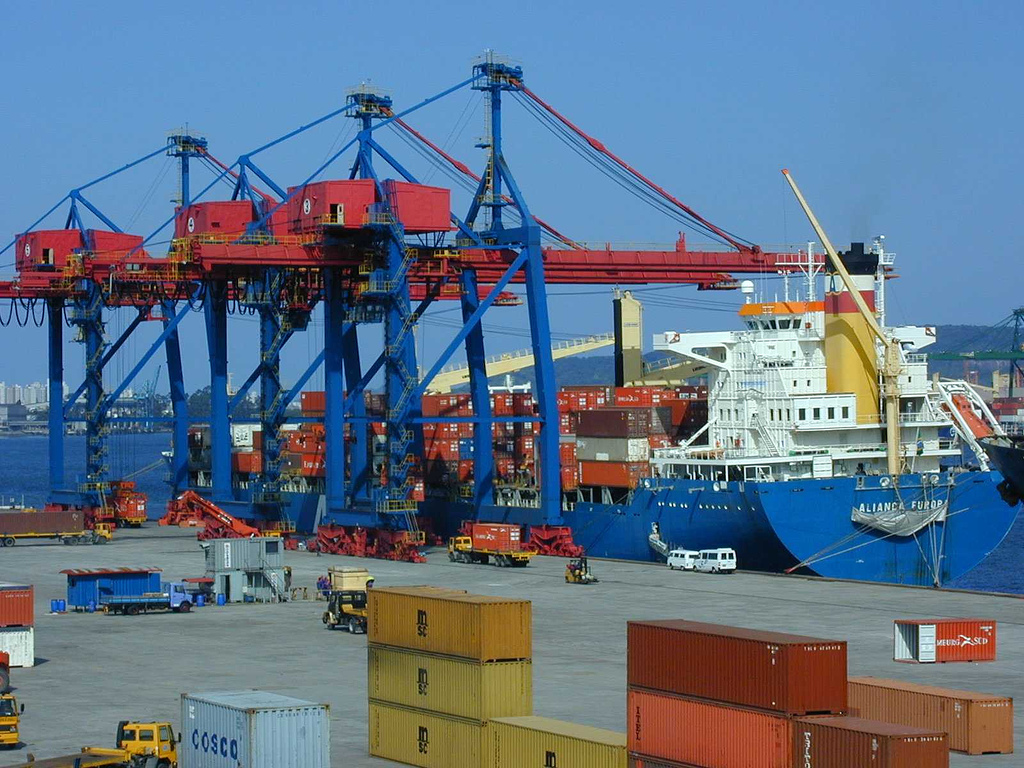 Buque portacontenedores y grúas de muelle en el puerto de Santos, Brasil
