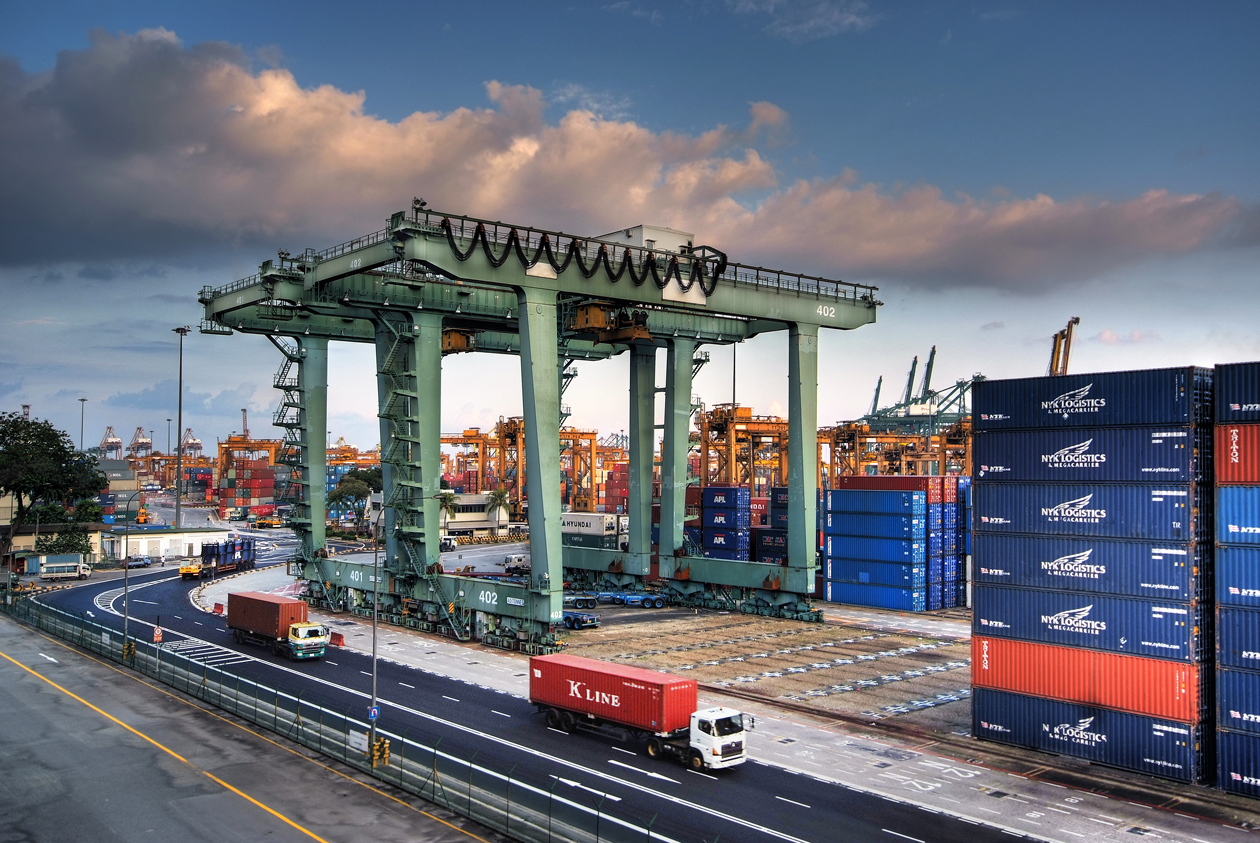 Importateur d'Asie du Sud-Est contrôlant FOB, CIF, permis et feeder