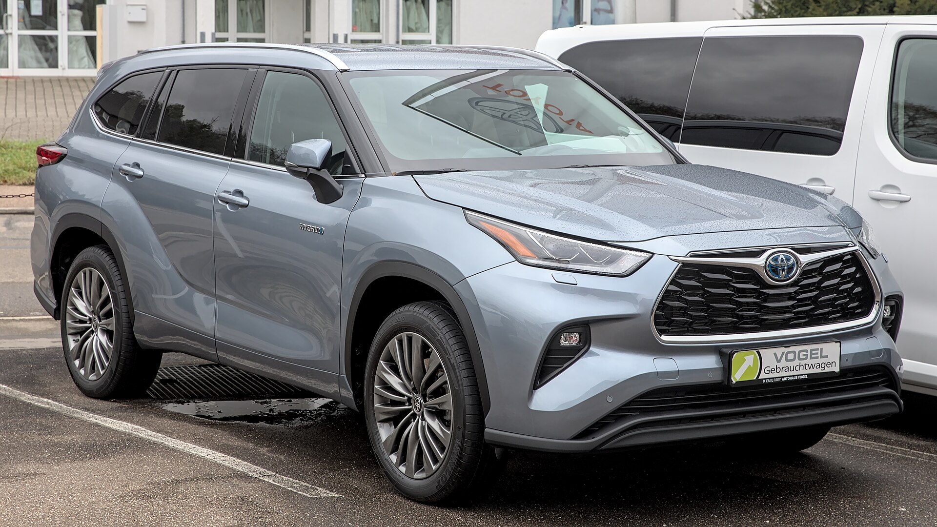 Toyota Highlander 2026 official exterior front three-quarter view