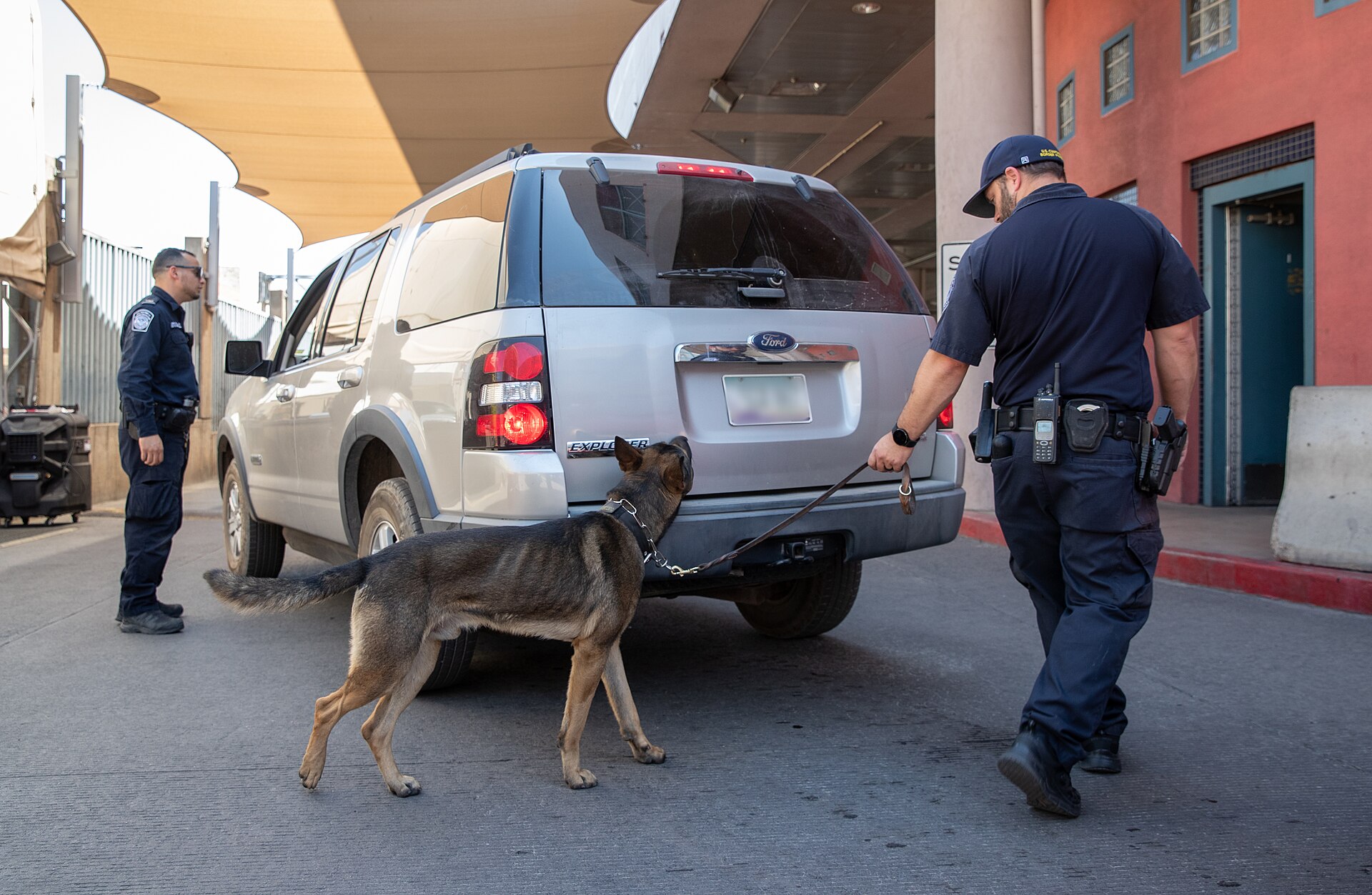 Nhân viên biên phòng kiểm tra xe tại cửa khẩu DeConcini ở Nogales, Arizona