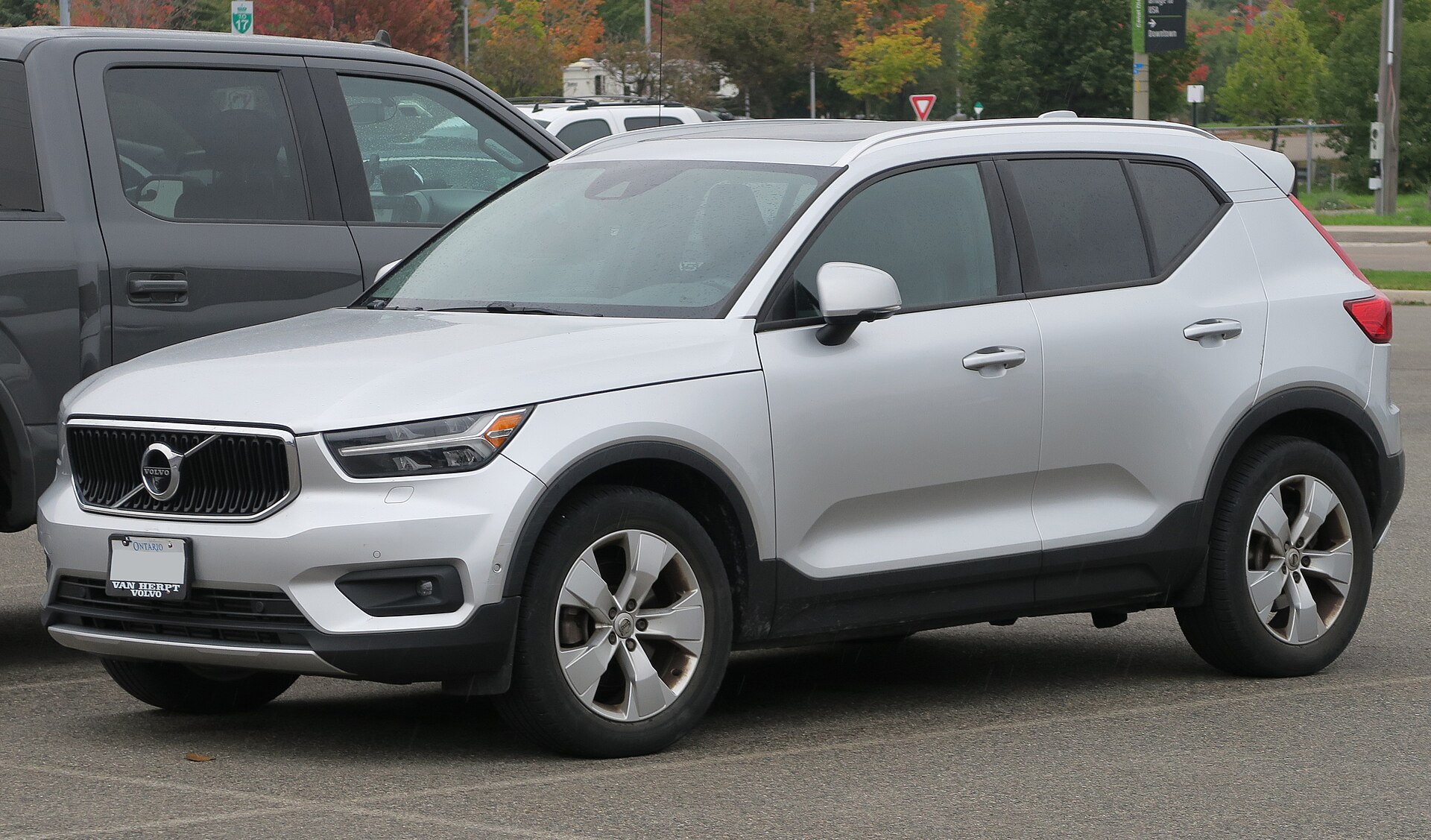 Volvo XC40 2026 official exterior front three-quarter view