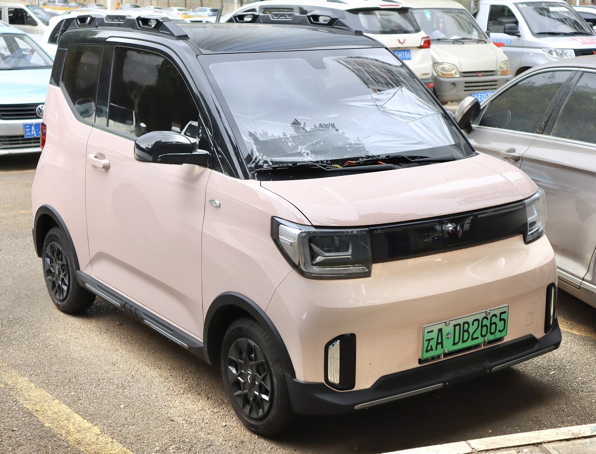 Vista externa oficial dianteira em três quartos do Wuling Hongguang MINIEV fifth generation 2026